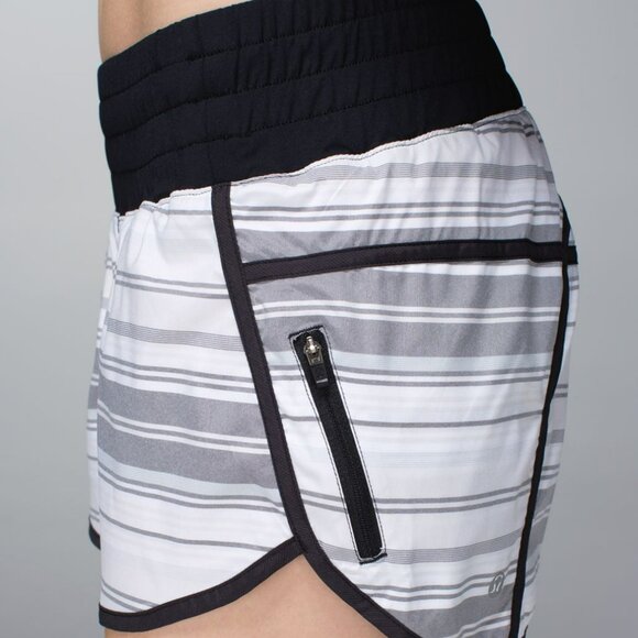 Lululemon Tracker Shorts II in Mini Groovy Stripe Dune Horizontal / Black - Picture 3 of 7